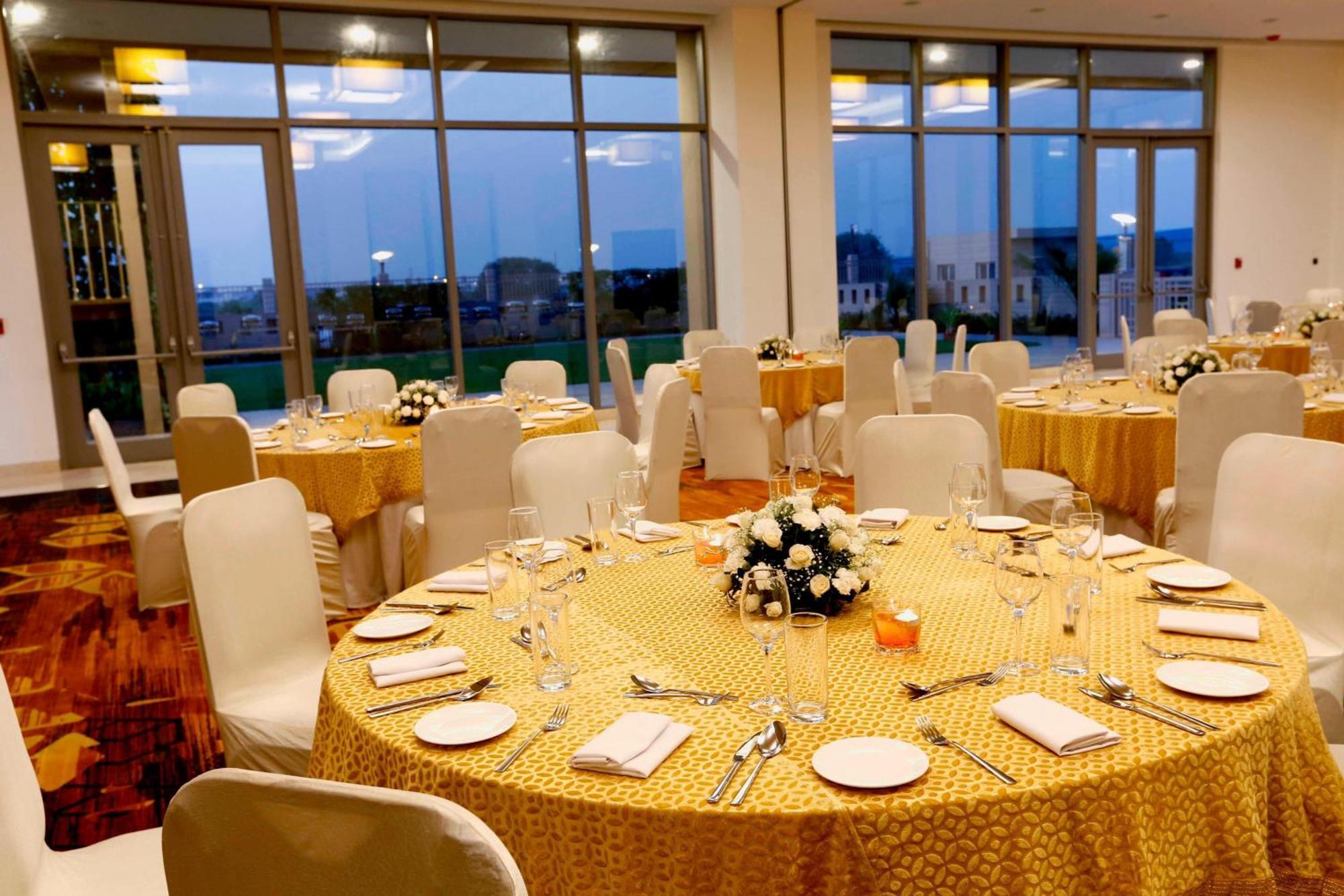 คอร์ตยาร์ด สุรัต Hotel ภายนอก รูปภาพ