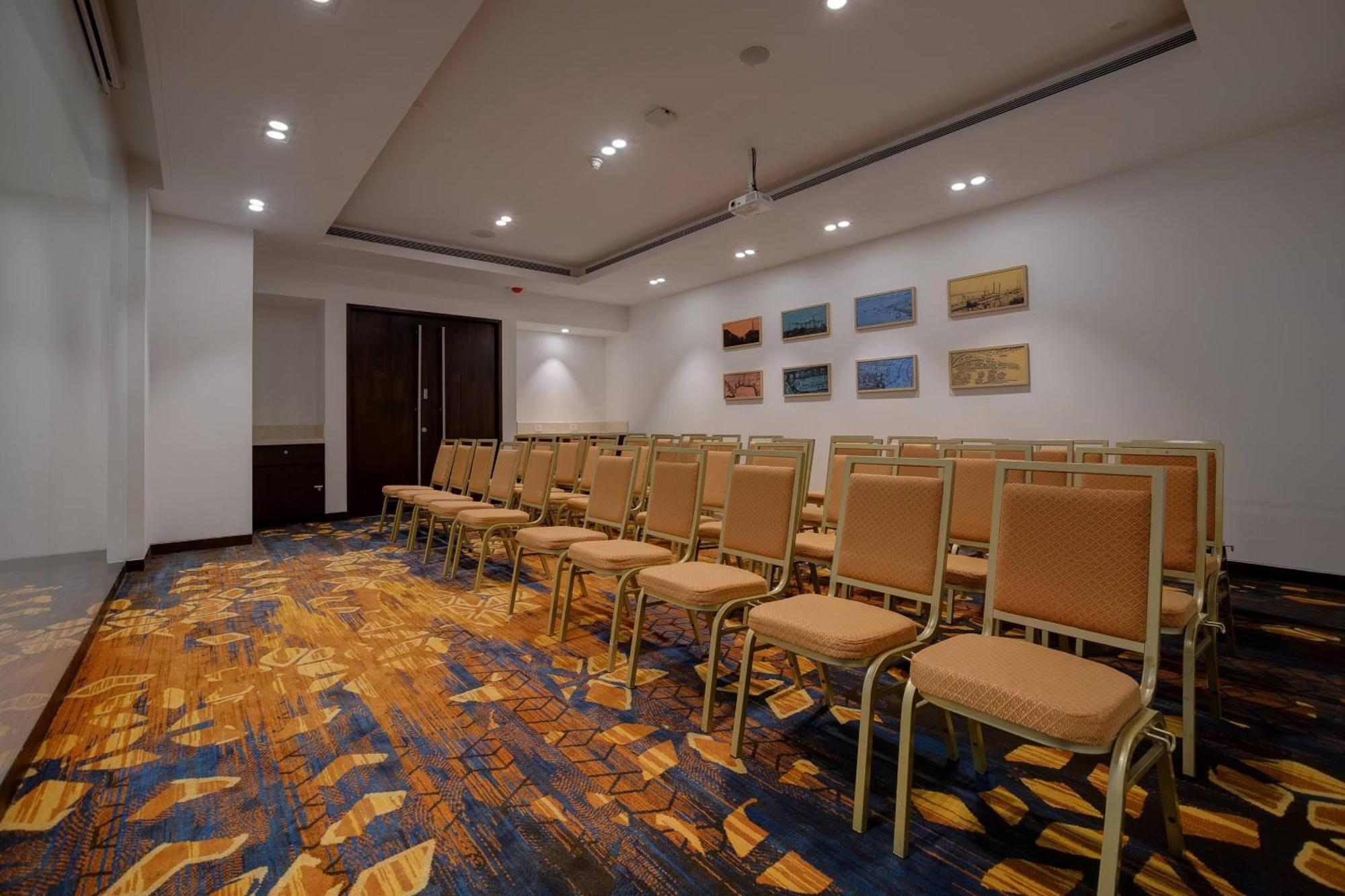 คอร์ตยาร์ด สุรัต Hotel ภายนอก รูปภาพ
