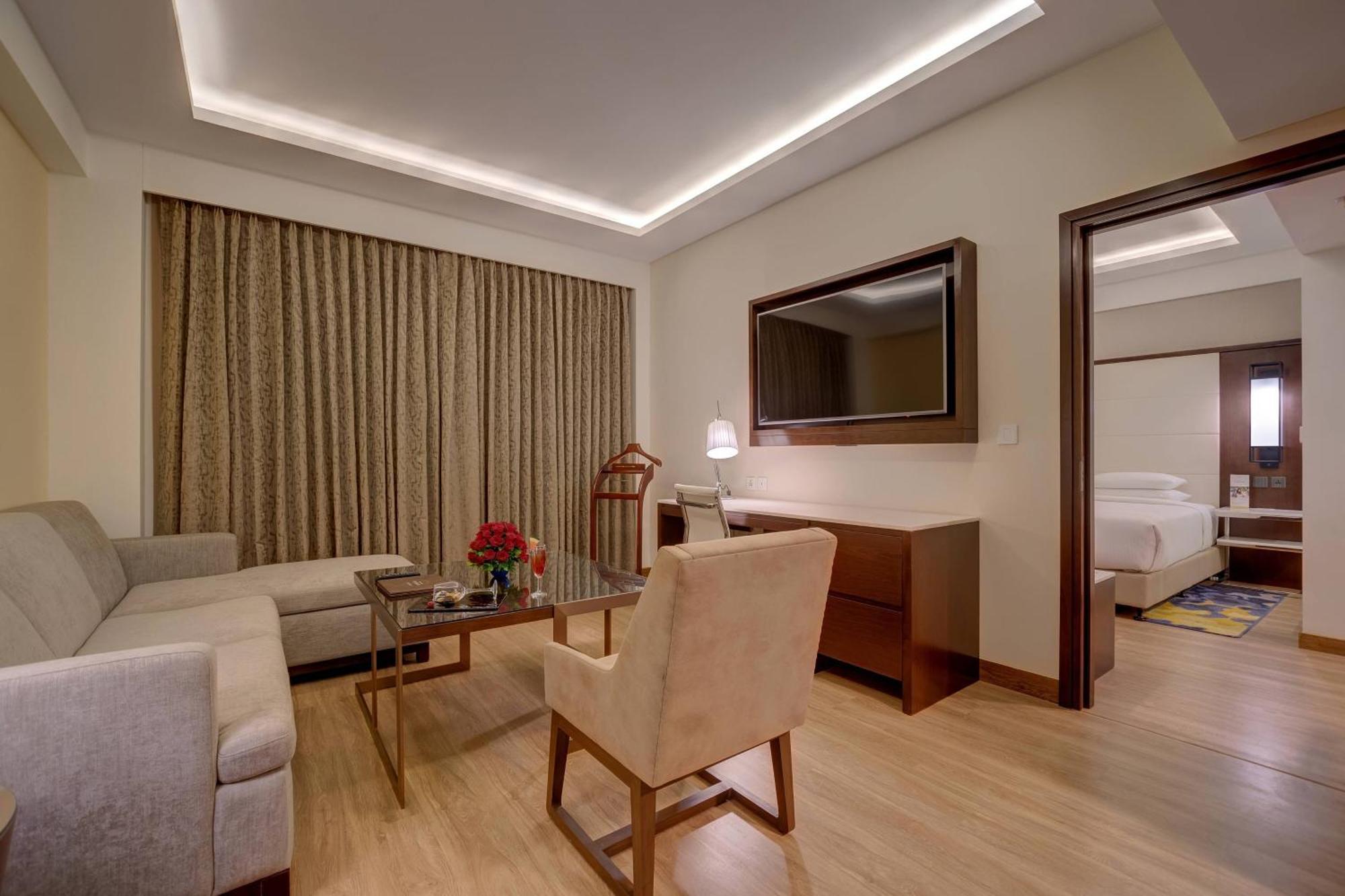 คอร์ตยาร์ด สุรัต Hotel ภายนอก รูปภาพ